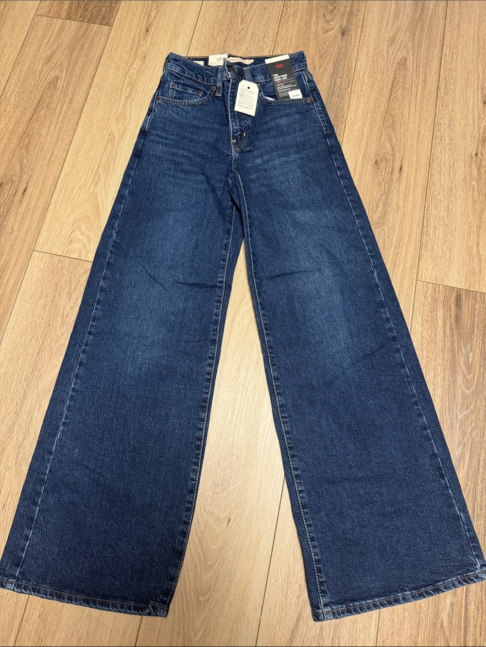 Levi's NWT 24 X 32 728 High-Rise Wide Leg dark denim Jeans - Picture 2 of 6